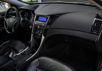 Подержанный автомобиль Hyundai Sonata 2010 года (7 фото)