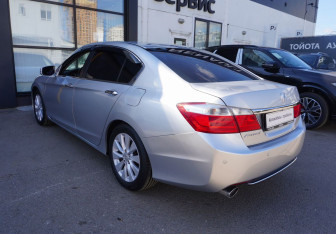 Подержанный автомобиль Honda Accord Sedan 2013 года (7 фото)