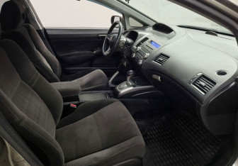 Подержанный автомобиль Honda Civic Sedan 2007 года (10 фото)