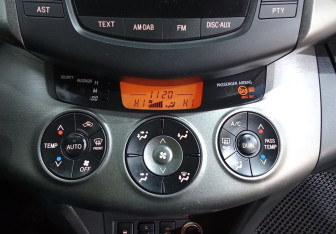 Подержанный автомобиль Toyota RAV4 2010 года (11 фото)