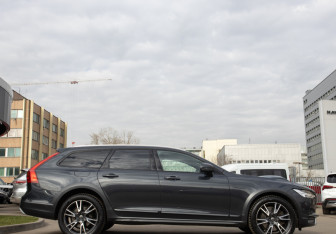 Подержанный автомобиль Volvo V90 Cross Country 2017 года (3 фото)