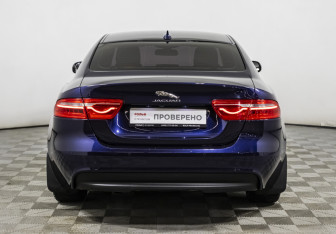 Подержанный автомобиль Jaguar XE 2015 года (6 фото)