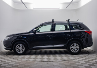 Подержанный автомобиль Mitsubishi Outlander 2016 года (2 фото)