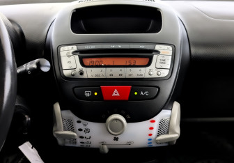 Подержанный автомобиль Peugeot 107 2013 года (15 фото)