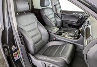 Подержанный автомобиль Volkswagen Touareg 2012 года (24 фото)