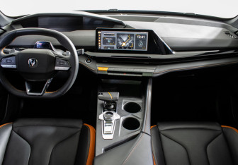 Подержанный автомобиль Changan UNI-V 2023 года (12 фото)