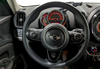 Подержанный автомобиль MINI Countryman 2017 года (24 фото)