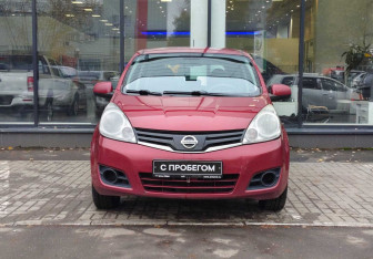 Подержанный автомобиль Nissan Note 2012 года (2 фото)