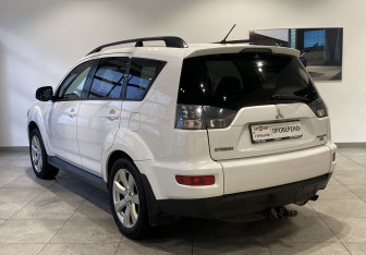 Подержанный автомобиль Mitsubishi Outlander 2010 года (7 фото)