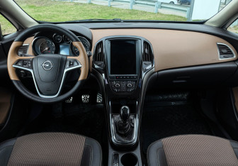 Подержанный автомобиль Opel Astra Wagon 2012 года (14 фото)