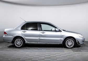 Подержанный автомобиль Mitsubishi Lancer Sedan 2005 года (4 фото)