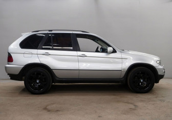 Подержанный автомобиль BMW X5 2003 года (5 фото)