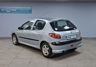 Подержанный автомобиль Peugeot 206 Hatchback 2005 года (7 фото)