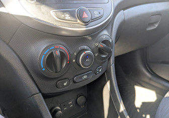 Подержанный автомобиль Hyundai Solaris Hatchback 2014 года (25 фото)