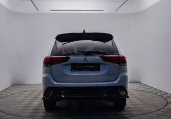 Подержанный автомобиль Mitsubishi Outlander 2022 года (6 фото)