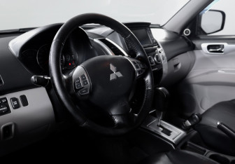Подержанный автомобиль Mitsubishi Pajero Sport 2012 года (14 фото)