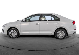 Подержанный автомобиль Skoda Rapid Liftback 2021 года (8 фото)