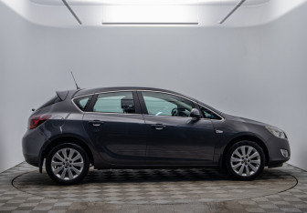 Подержанный автомобиль Opel Astra Hatchback 2011 года (4 фото)