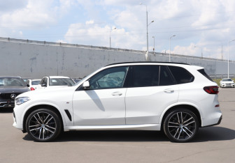 Подержанный автомобиль BMW X5 2020 года (8 фото)