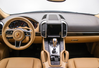 Подержанный автомобиль Porsche Cayenne 2015 года (13 фото)
