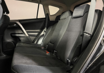 Подержанный автомобиль Toyota RAV4 2017 года (10 фото)