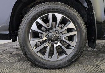 Подержанный автомобиль Toyota Land Cruiser Prado 2022 года (12 фото)