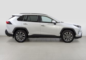 Подержанный автомобиль Toyota RAV4 2020 года (4 фото)