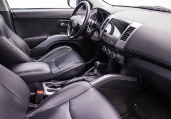 Подержанный автомобиль Mitsubishi Outlander 2011 года (9 фото)