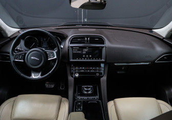 Подержанный автомобиль Jaguar F-Pace 2019 года (10 фото)