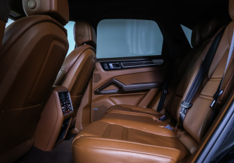 Подержанный автомобиль Porsche Cayenne 2018 года (12 фото)