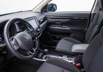 Подержанный автомобиль Mitsubishi Outlander 2021 года (10 фото)