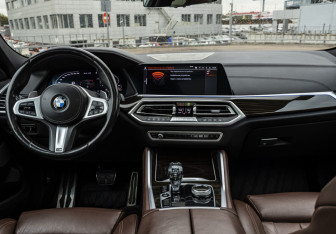 Подержанный автомобиль BMW X6 2020 года (13 фото)