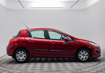 Подержанный автомобиль Peugeot 308 Hatchback 2011 года (4 фото)