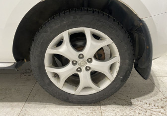 Подержанный автомобиль Mazda CX-7 2011 года (12 фото)