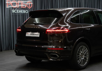 Подержанный автомобиль Porsche Cayenne 2015 года (23 фото)
