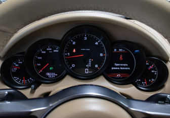 Подержанный автомобиль Porsche Cayenne 2015 года (13 фото)