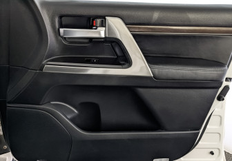 Подержанный автомобиль Toyota Land Cruiser Suv 2015 года (25 фото)