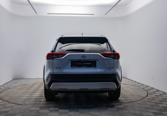 Подержанный автомобиль Toyota RAV4 2024 года (6 фото)