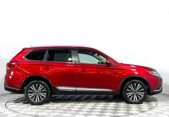 Подержанный автомобиль Mitsubishi Outlander 2019 года (4 фото)