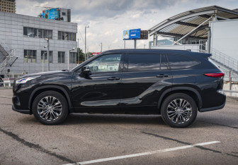 Подержанный автомобиль Toyota Highlander 2025 года (8 фото)