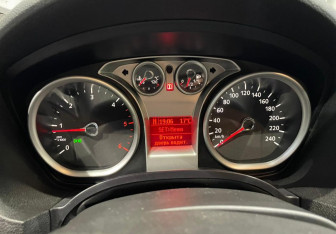 Подержанный автомобиль Ford Kuga 2011 года (15 фото)