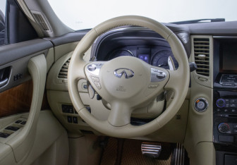 Подержанный автомобиль Infiniti QX70 2014 года (15 фото)