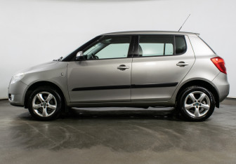 Подержанный автомобиль Skoda Fabia Hatchback 2008 года (8 фото)