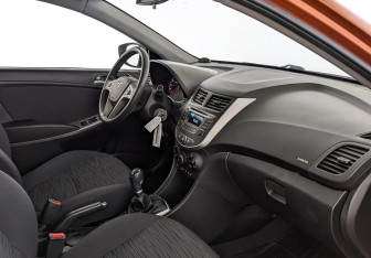 Подержанный автомобиль Hyundai Solaris Hatchback 2015 года (13 фото)