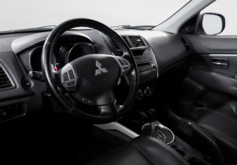 Подержанный автомобиль Mitsubishi ASX 2011 года (14 фото)