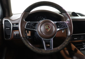 Подержанный автомобиль Porsche Cayenne 2021 года (18 фото)