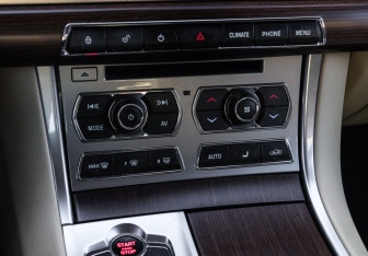 Подержанный автомобиль Jaguar XF Sedan 2014 года (24 фото)