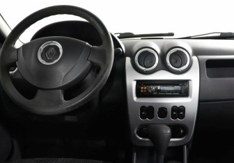 Подержанный автомобиль Renault Logan Sedan 2012 года (7 фото)