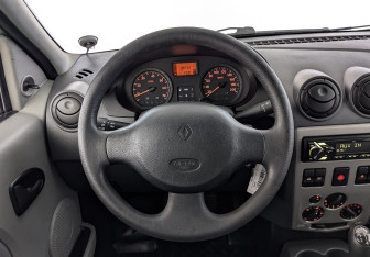 Подержанный автомобиль Renault Logan Sedan 2008 года (21 фото)