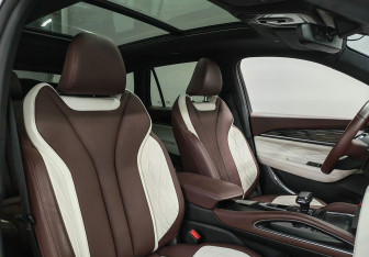 Подержанный автомобиль Geely Monjaro 2023 года (11 фото)